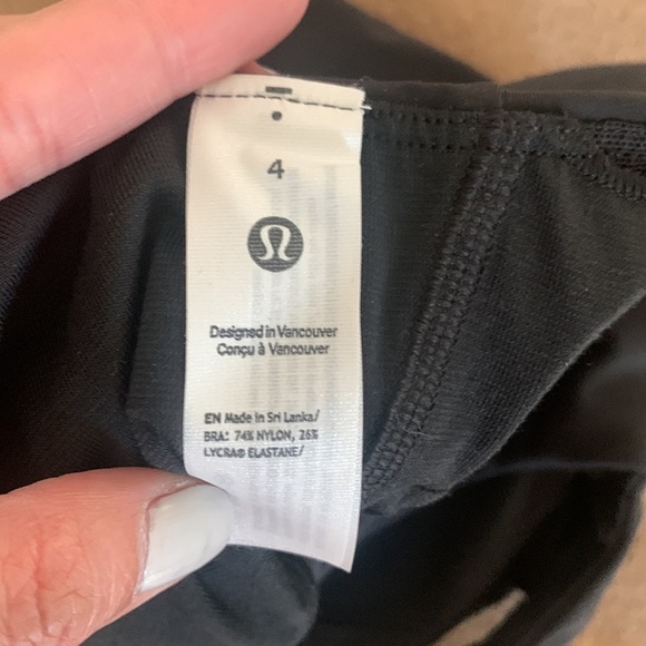 Lululemon SmoothCover Front cut Yoga bra top Black size 4 - Picture 7 of 8